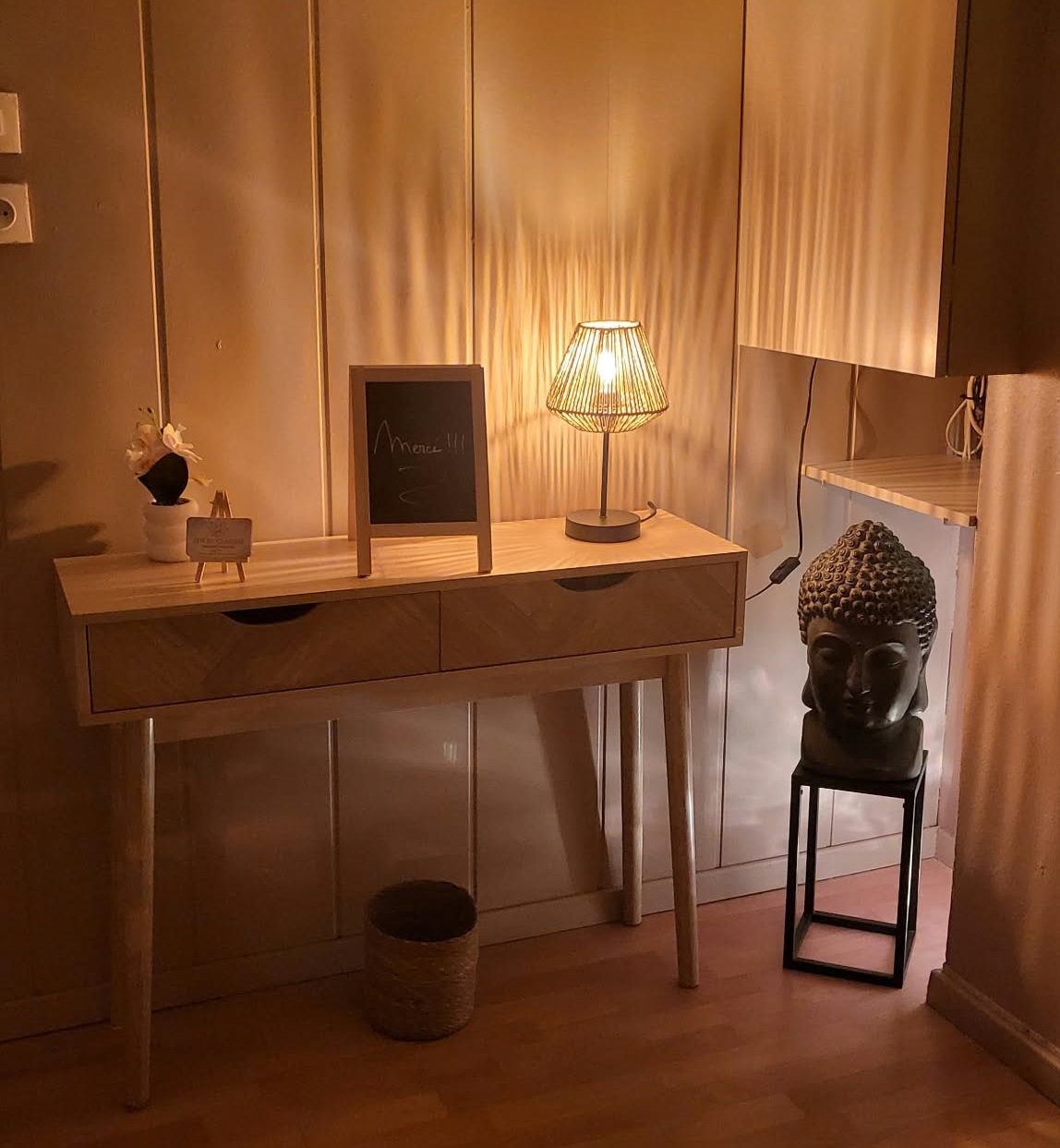 Clarisse préparant les huiles pour un massage
